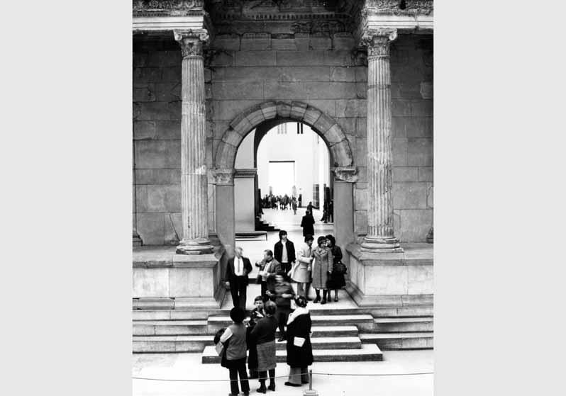 Besucher vor dem Markttor von Milet im Pergamonmuseum