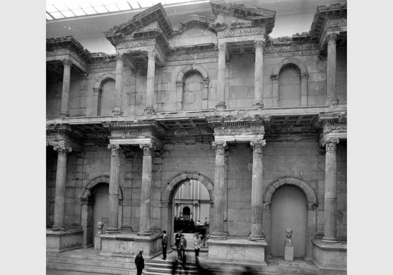 Besucher vor dem Markttor von Milet im Pergamonmuseum
