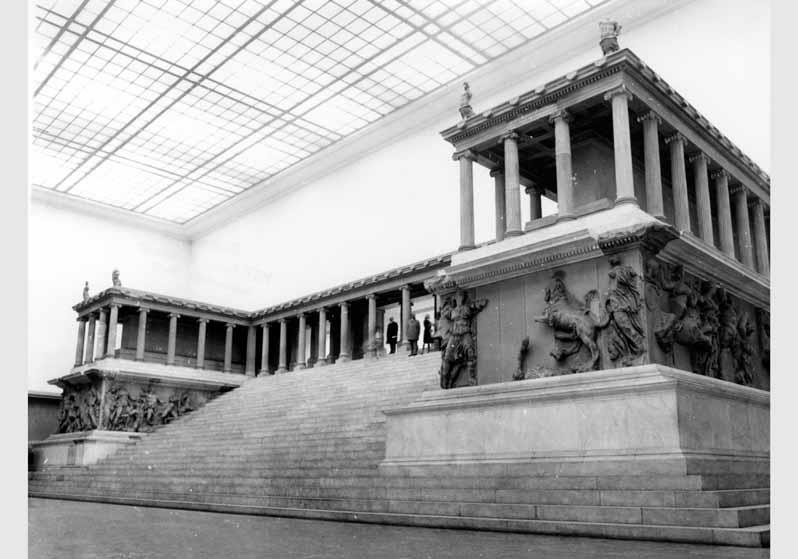 Blick auf den Pergamonaltar im Pergamonmuseum