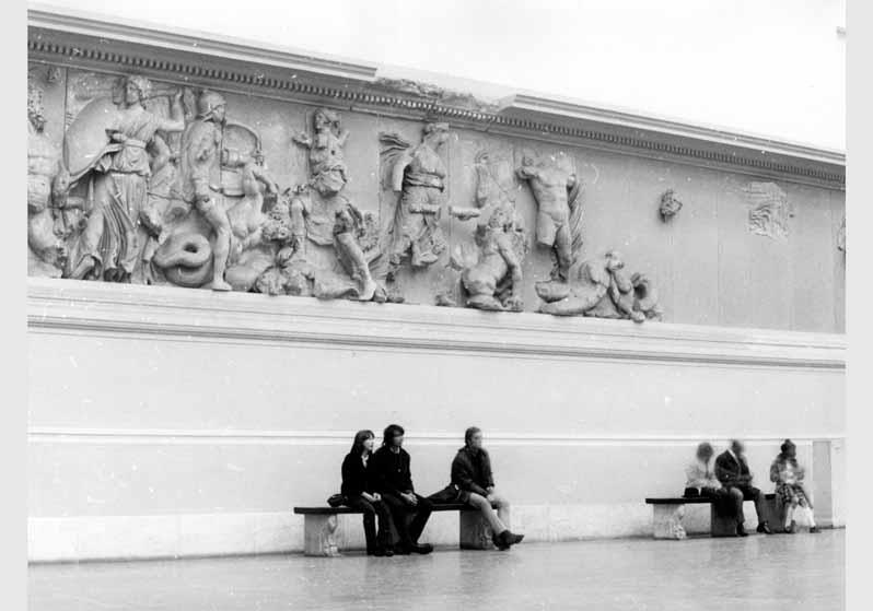 Besucher vor dem Pergamonfries im Pergamonmuseum