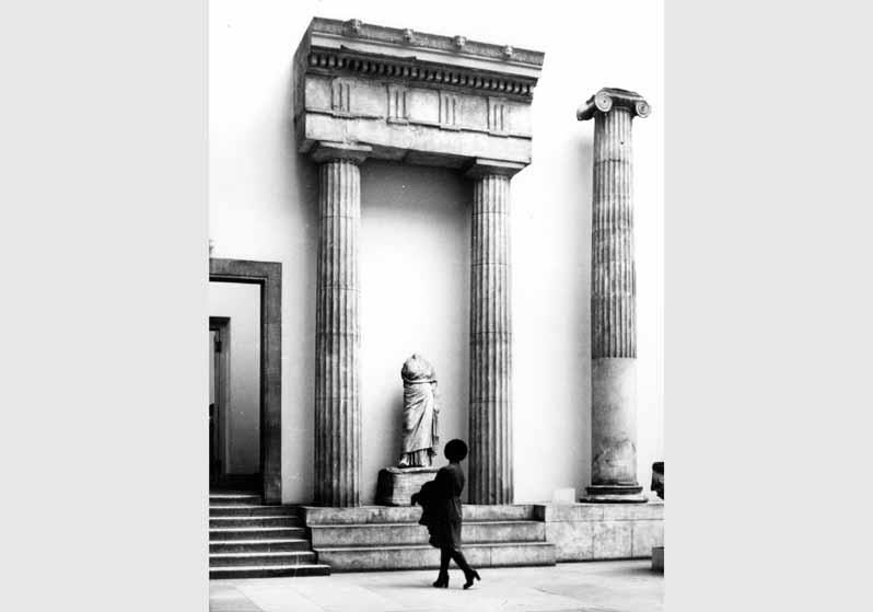 Besucher im Saal der hellenistischen Architektur im Pergamonmuseum