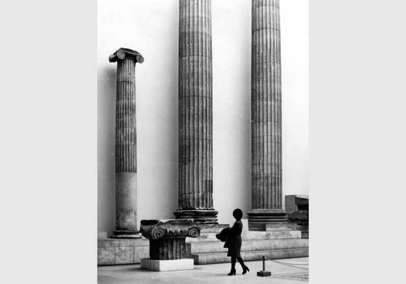 Besucher im Saal der hellenistischen Architektur im Pergamonmuseum