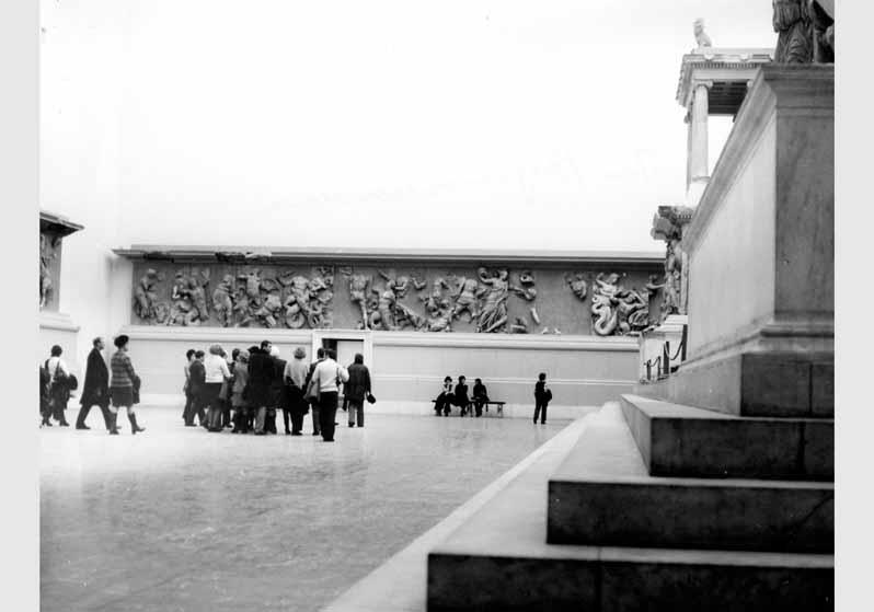 Besucher im Pergamonsaal im Pergamonmuseum