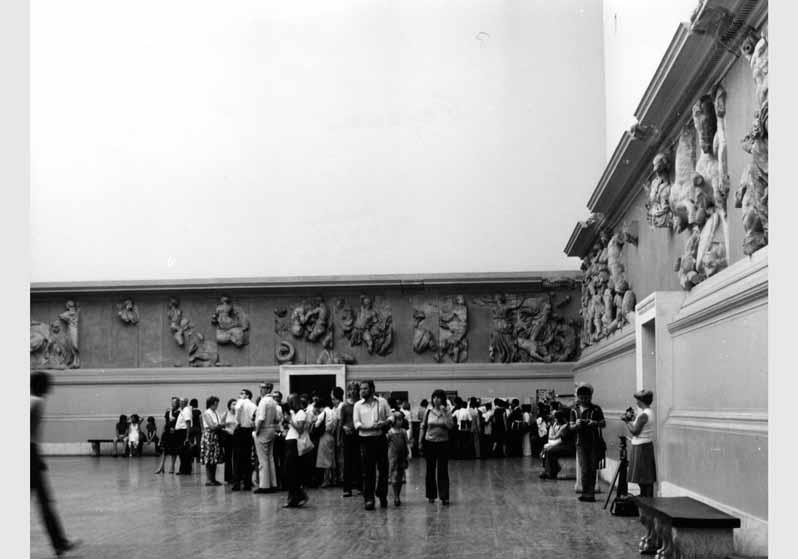Besucher im Pergamonsaal im Pergamonmuseum