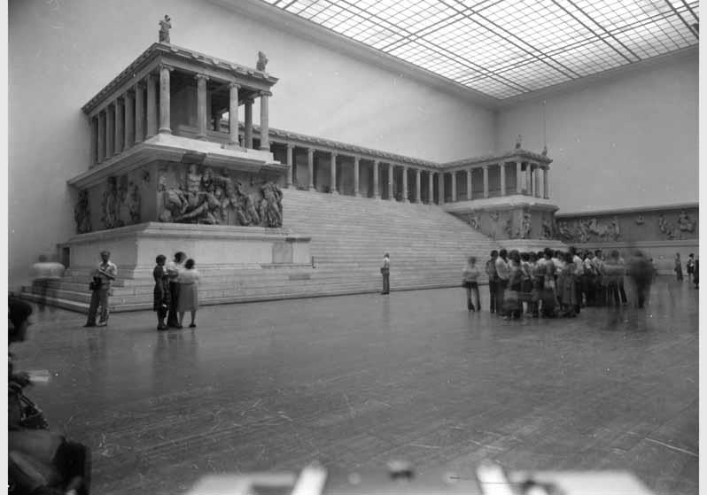 Besucher im Pergamonsaal im Pergamonmuseum