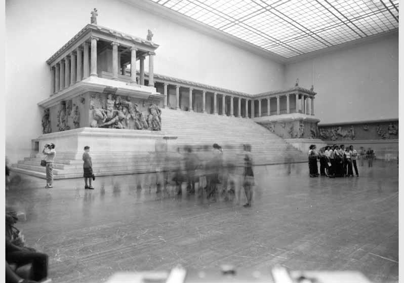 Besucher im Pergamonsaal im Pergamonmuseum