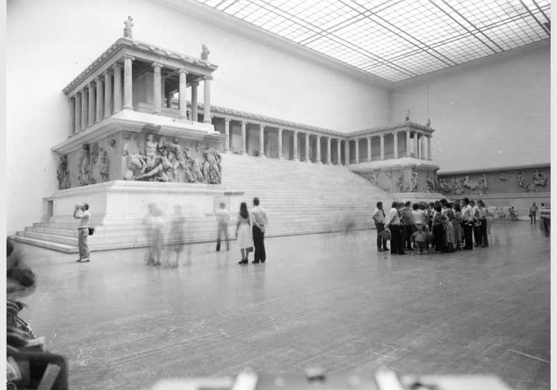 Besucher im Pergamonsaal im Pergamonmuseum