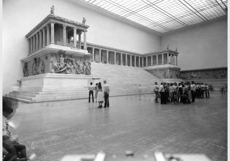 Besucher im Pergamonsaal im Pergamonmuseum