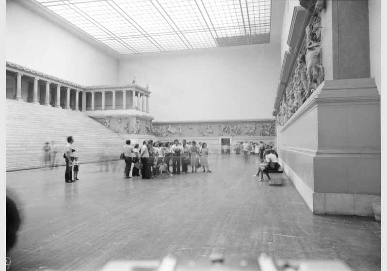 Besucher im Pergamonsaal im Pergamonmuseum