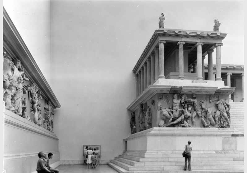 Besucher im Pergamonsaal im Pergamonmuseum