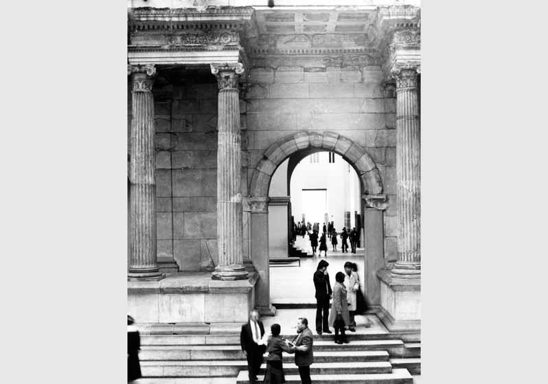 Besucher vor dem Markttor von Milet im Pergamonmuseum