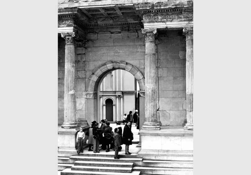Besucher vor dem Markttor von Milet im Pergamonmuseum