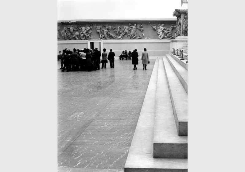 Besucher im Pergamonsaal im Pergamonmuseum