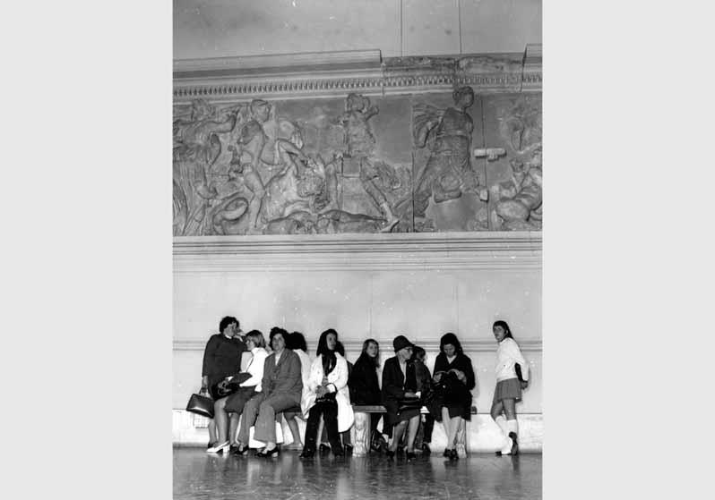 Besucher vor dem Pergamonfries im Pergamonmuseum