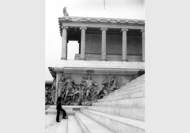 Besucher auf den Stufen des Pergamonaltars im Pergamonmuseum