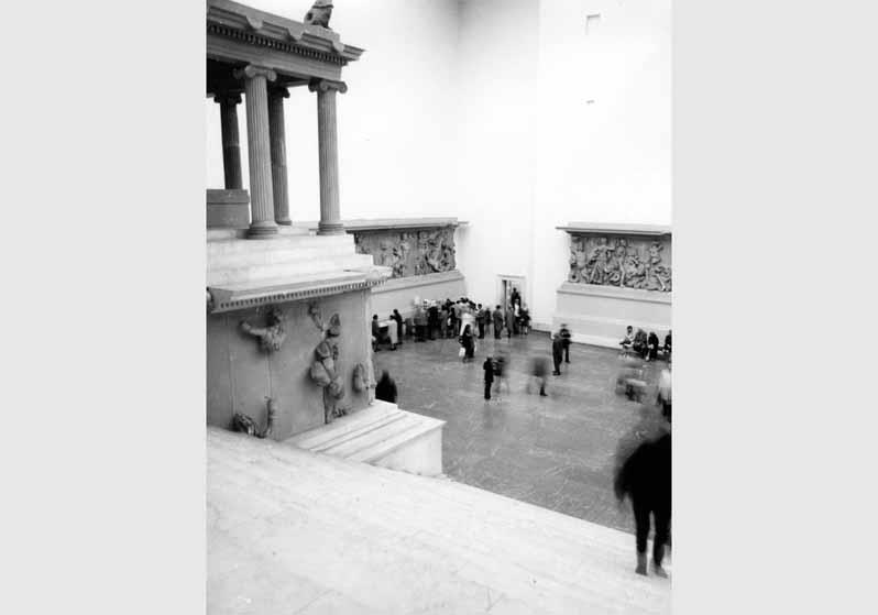 Besucher im Pergamonsaal im Pergamonmuseum