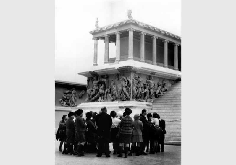 Besucher im Pergamonsaal im Pergamonmuseum