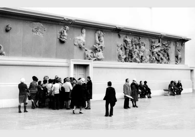 Besucher vor dem Pergamonfries im Pergamonmuseum