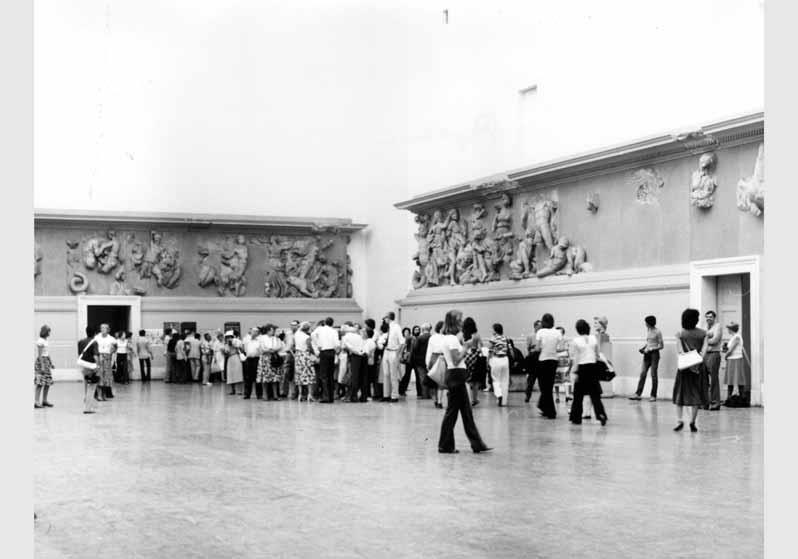 Besucher im Pergamonsaal im Pergamonmuseum