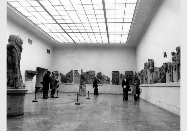 Besucher im Telephossaal im Pergamonmuseum