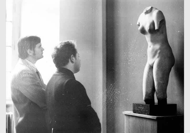 Besucher vor dem Kultbild der Aphrodite im Pergamonmuseum