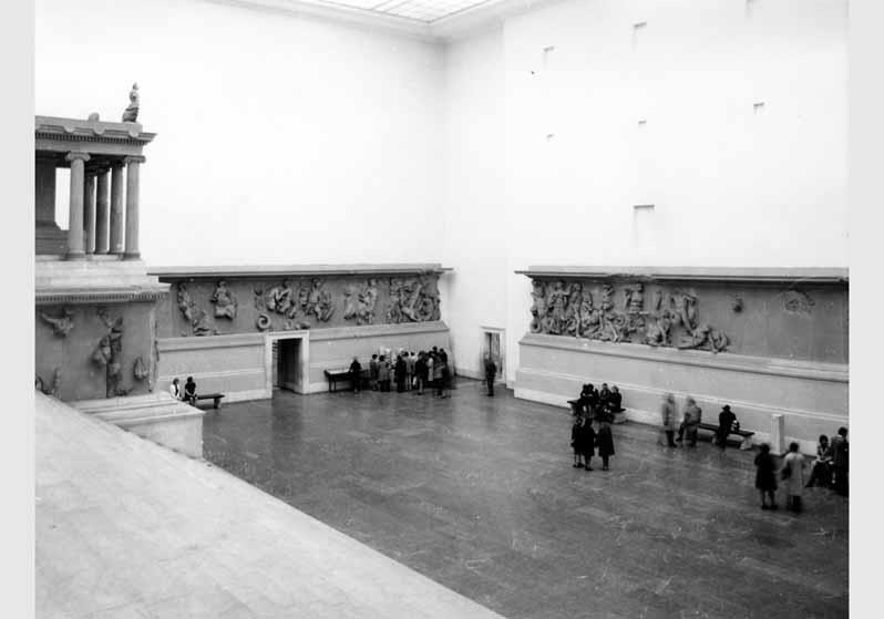 Besucher im Pergamonsaal im Pergamonmuseum