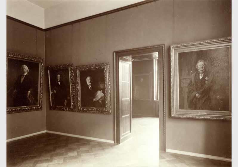 Blick in die Bildnissammlung der Nationalgalerie in der Bauakademie, Raum II. "Gelehrte - Mitglieder der Berliner Akademie in der Zeit Kaiser Wilhelms I."