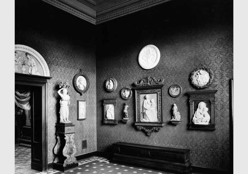 Aufstellung der Gemäldegalerie und der Skulpturensammlung im Kaiser-Friedrich-Museum, Raum 31, Bildwerke der Della Robbia