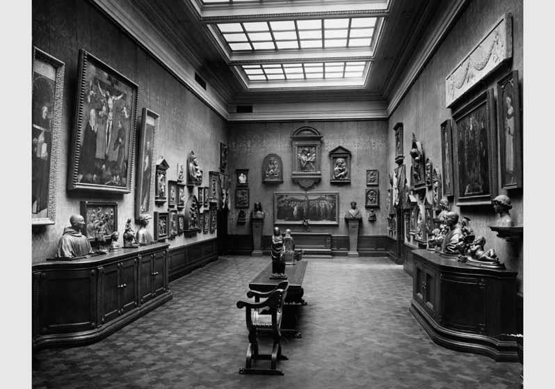 Aufstellung der Gemäldegalerie und der Skulpturensammlung im Kaiser-Friedrich-Museum, Raum 34, Italienische Ton- und Stuckbildwerke sowie Gemälde des 15. Jhd.
