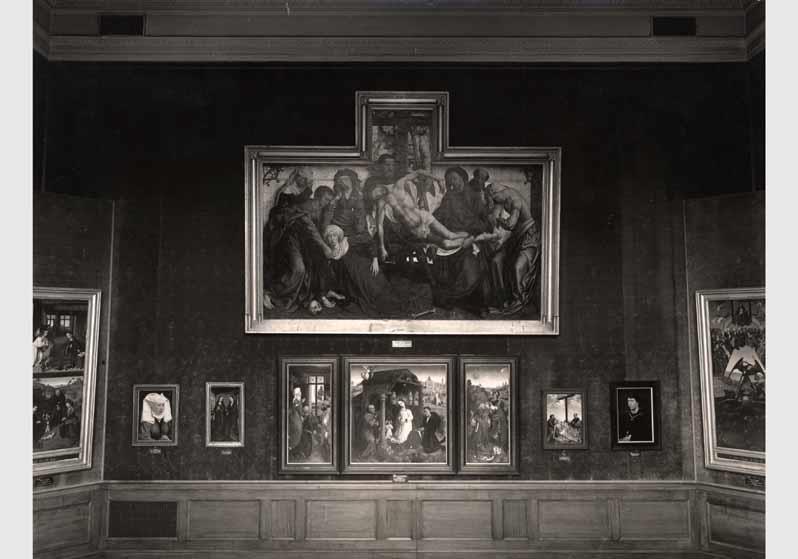 Aufstellung der Gemäldegalerie und der Skulpturensammlung im Kaiser-Friedrich-Museum, Raum 72, Gemälde von van der Weyden und van der Goes