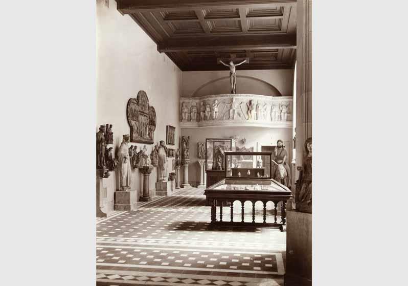 Aufstellung der Gemäldegalerie und der Skulpturensammlung im Kaiser-Friedrich-Museum, Raum 24, Deutsche Bildwerke und Gemälde des 13. und 14. Jahrhunderts, Blick auf die Westempore des Benediktinerklosters Gröningen
