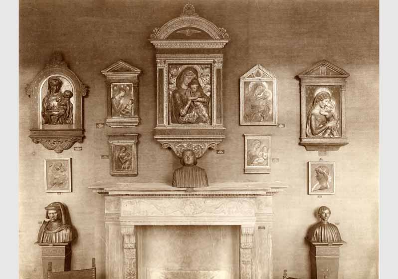 Aufstellung der Gemäldegalerie und der Skulpturensammlung im Kaiser-Friedrich-Museum, Raum 25, Italienische Bildwerke des 15. Jh., Blick auf den Kamin