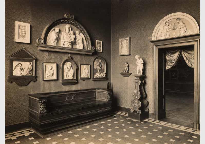 Aufstellung der Gemäldegalerie und der Skulpturensammlung im Kaiser-Friedrich-Museum, Raum 31, Bildwerke der Della Robbia, Blick in Raum 34