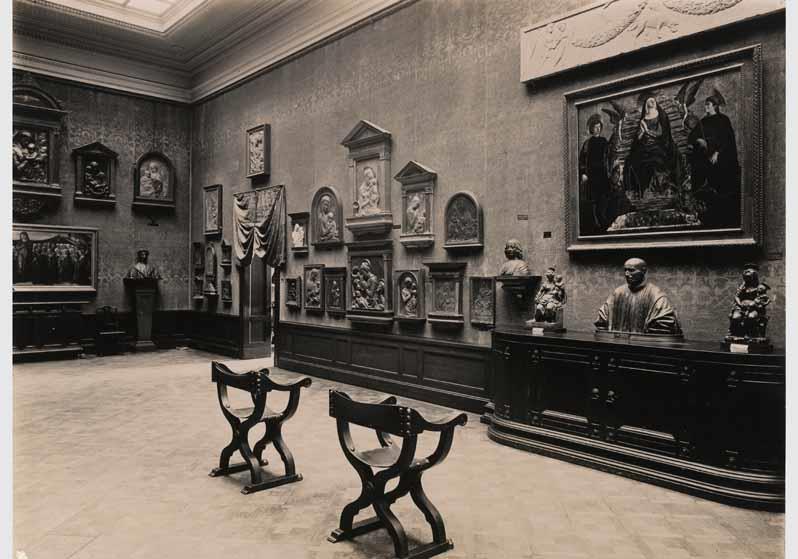 Aufstellung der Gemäldegalerie und der Skulpturensammlung im Kaiser-Friedrich-Museum, Raum 34, Italienische Ton- und Stuckbildwerke sowie Gemälde des 15. Jh. (Donatello-Saal)