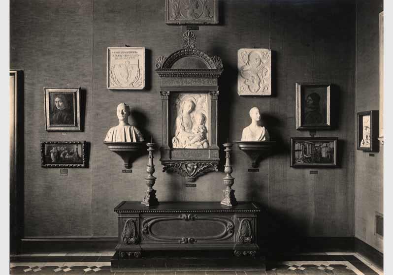 Aufstellung der Gemäldegalerie und der Skulpturensammlung im Kaiser-Friedrich-Museum, Raum 40, Florentinische Marmorbildwerke und Gemälde des 15. Jh.