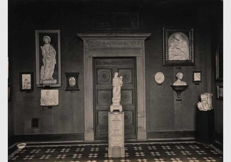 Aufstellung der Gemäldegalerie und der Skulpturensammlung im Kaiser-Friedrich-Museum, Raum 40, Florentinische Marmorbildwerke und Gemälde des 15. Jh.