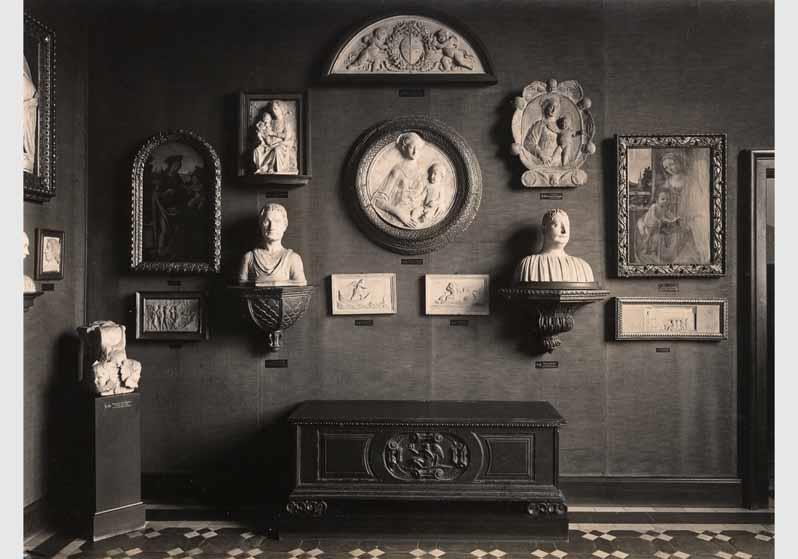 Aufstellung der Gemäldegalerie und der Skulpturensammlung im Kaiser-Friedrich-Museum, Raum 40, Florentinische Marmorbildwerke und Gemälde des 15. Jh.