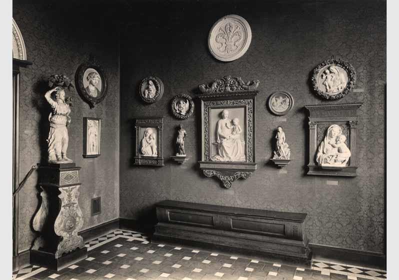 Aufstellung der Gemäldegalerie und der Skulpturensammlung im Kaiser-Friedrich-Museum, Raum 31, Bildwerke der Della Robbia