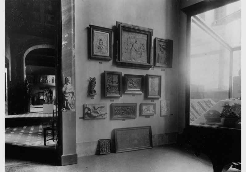 Aufstellung der Gemäldegalerie und der Skulpturensammlung im Kaiser-Friedrich-Museum, Raum 21, Deutsche Bildwerke des 16. Jh., Blick in Raum 23 und 24