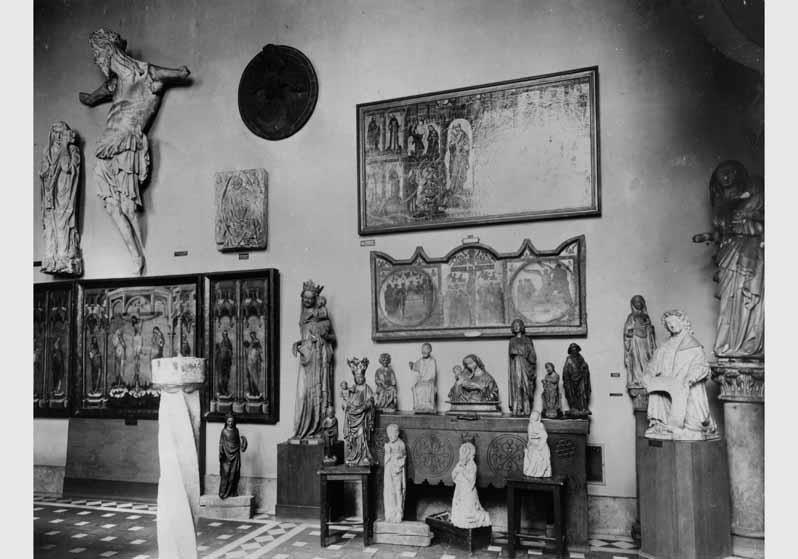 Aufstellung der Gemäldegalerie und der Skulpturensammlung im Kaiser-Friedrich-Museum, Raum 24, Deutsche Bildwerke und Gemälde des 13. und 14. Jh.
