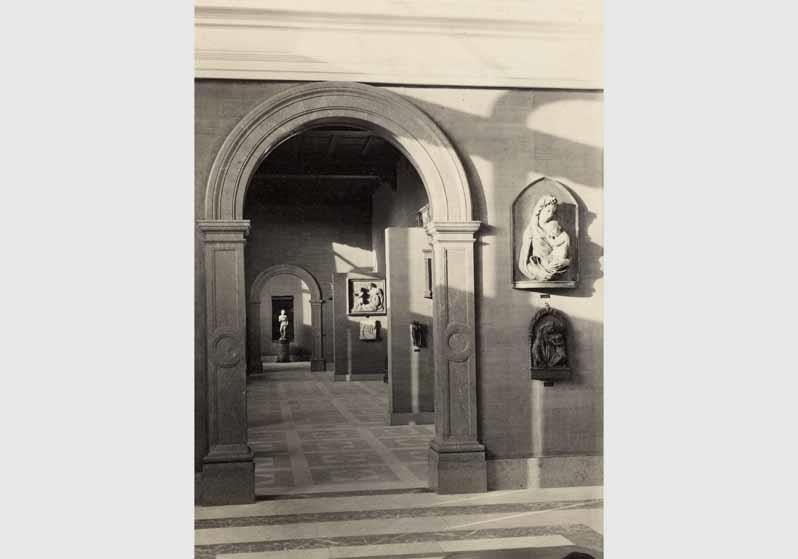 Aufstellung der Skulpturensammlung im Kaiser-Friedrich-Museum, Raum 22, Florentinische Bildwerke des 15. Jh., Blick in Raum 25 und 26