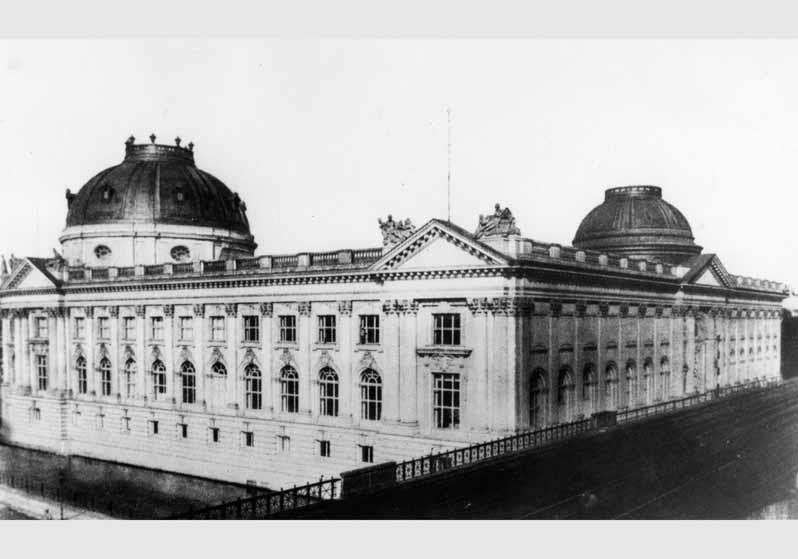 Blick von der Stadtbahn auf das Kaiser-Friedrich-Museum