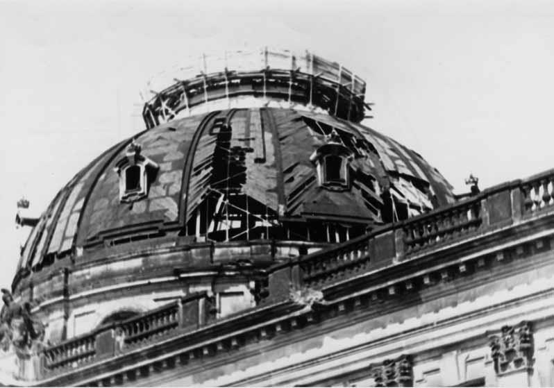 Blick auf die zerstörte Kuppel des Kaiser-Friedrich-Museums
