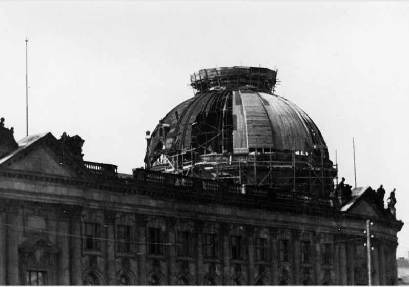 Blick auf die zerstörte Kuppel des Kaiser-Friedrich-Museums