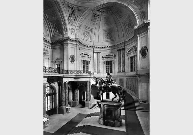 Blick auf die Nachbildung des Reiterstandbildes des Großen Kurfürsten von Andreas Schlüter in der Großen Kuppelhalle des Kaiser-Friedrich-Museums