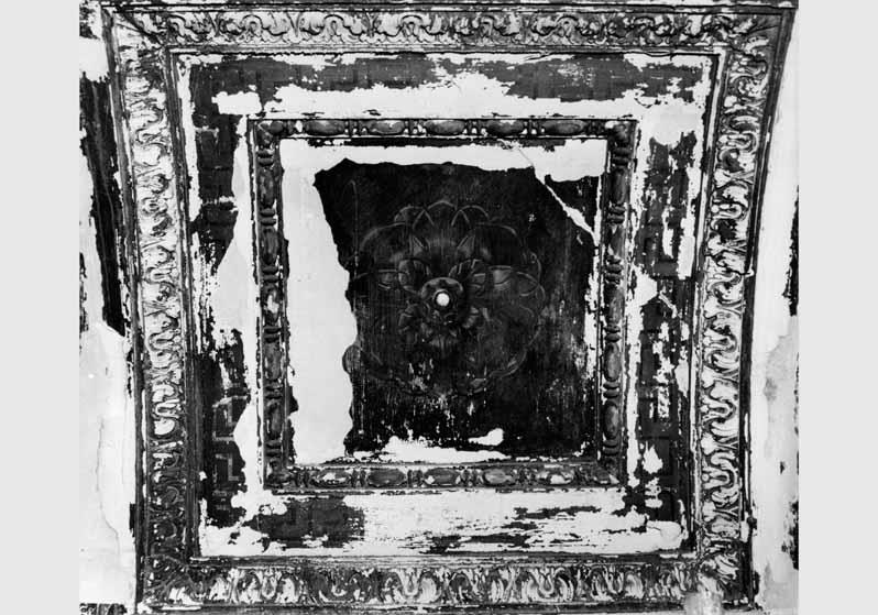 Blick auf die zerstörte Decke des Gobelin-Saals im Kaiser-Friedrich-Museum