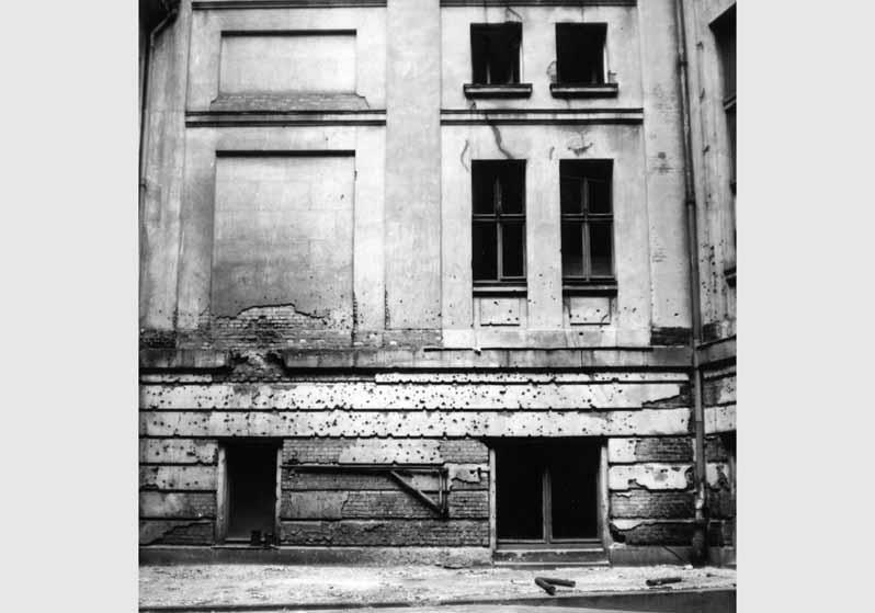 Blick auf die zum Teil zerstörte Fassade des Bode-Museums