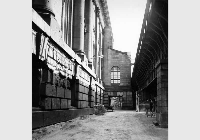 Blick auf die zum Teil zerstörte Fassade des Bode-Museums sowie den ehemaligen Übergang zum Pergamonmuseum