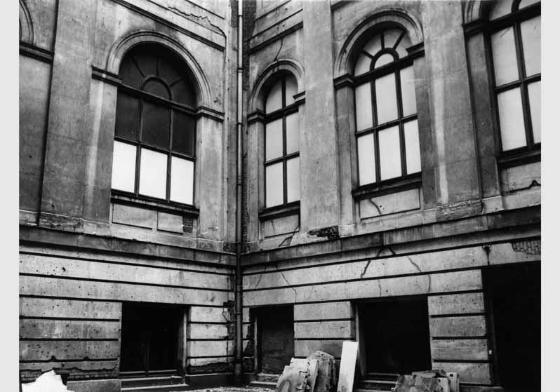 Blick auf die zum Teil zerstörte Fassade des Bode-Museums
