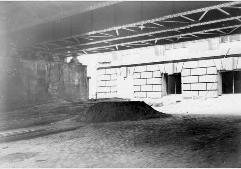 Blick auf die S-Bahnbrücke vor dem Hintergrund des Kaiser-Friedrich-Museums